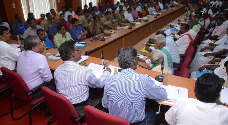 At a grievance redressal meeting held in Thanjavur, the farmers insisted that steps should be taken to make urea fertiliser available in cooperative societies.